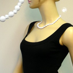 necklace round beads and knot beads white