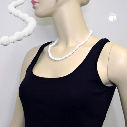 necklace round beads and knot beads white