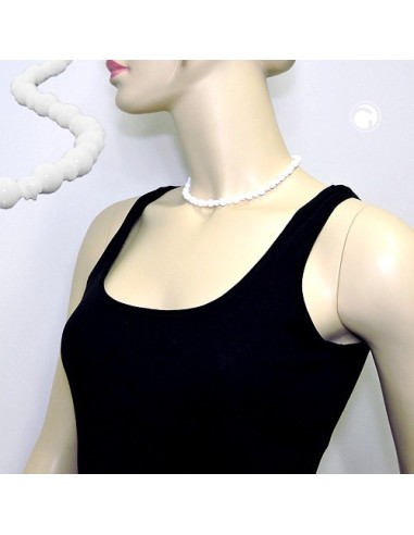 necklace round beads and knot beads white